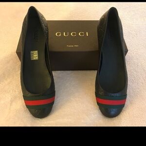 Gucci Women's Black Flats with Red and Green Stripe- Authentic size 39
